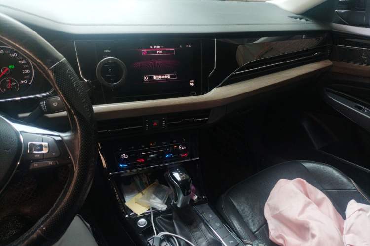 Used Volkswagen Passat New Energy 2020 430 PHEV Hybrid Luxury Edition China VI Standard Audio And AC Panel