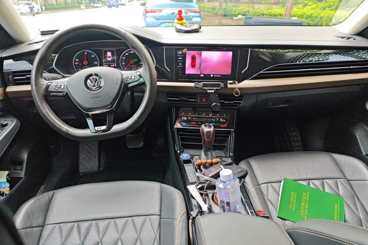Used Volkswagen Passat New Energy 2020 430 PHEV Hybrid Luxury Edition China VI Standard Center Console