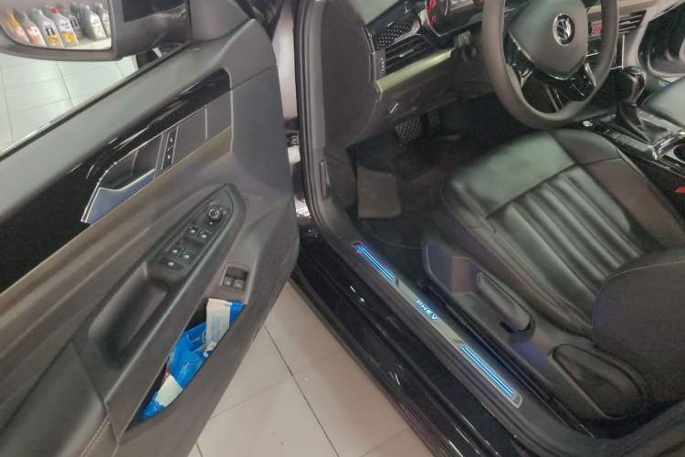 Used Volkswagen Passat New Energy 2020 430 PHEV Hybrid Elite Edition China VI Standard Driver Seat