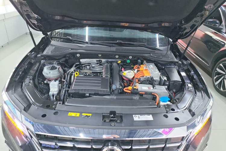 Used Volkswagen Passat New Energy 2020 430 PHEV Hybrid Luxury Edition China VI Standard Engine Bay