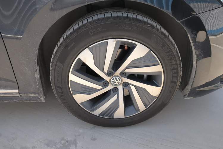 Used Volkswagen Passat New Energy 2020 430 PHEV Hybrid Luxury Edition China VI Standard Right Front Wheel Hub