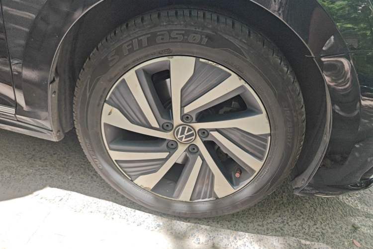 Used Volkswagen Passat New Energy 2020 430 PHEV Hybrid Luxury Version China V Standard Right Front Wheel Hub