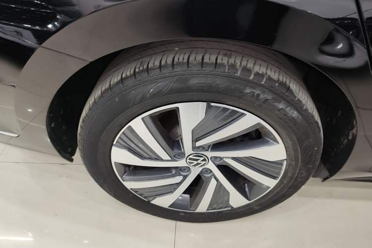 Used Volkswagen Passat New Energy 2020 430 PHEV Hybrid Elite Edition China VI Standard Right Rear Wheel Hub