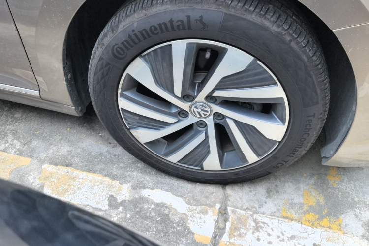 Used Volkswagen Passat New Energy 2020 430 PHEV Hybrid Luxury Edition China VI Standard Right Front Wheel Hub