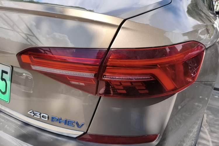 Used Volkswagen Passat New Energy 2020 430 PHEV Hybrid Luxury Edition China VI Standard Right Rear Taillight