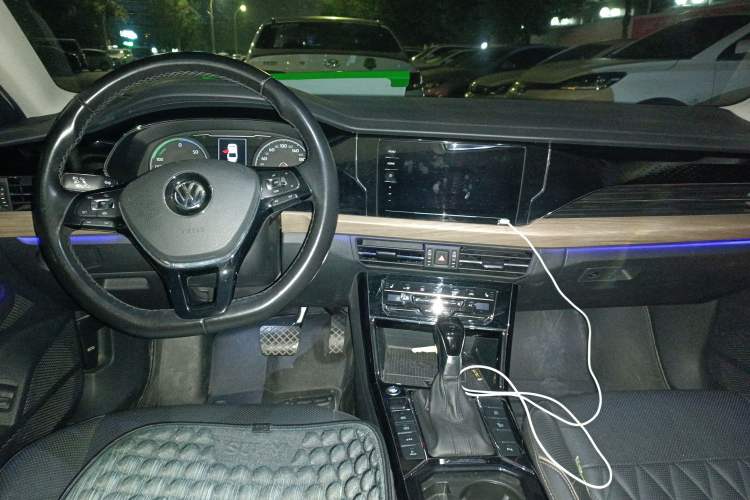 Used Volkswagen Passat New Energy 2020 430 PHEV Hybrid Luxury Edition China VI Standard Center Console