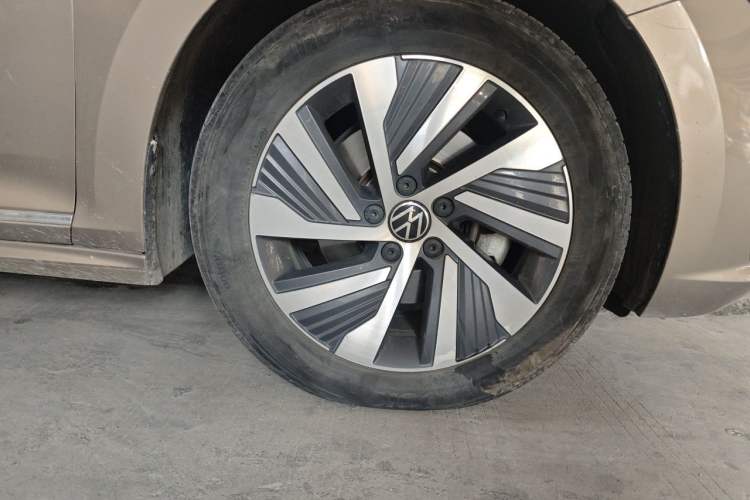 Used Volkswagen Passat New Energy 2020 430 PHEV Hybrid Luxury Edition China VI Standard Right Front Wheel Hub