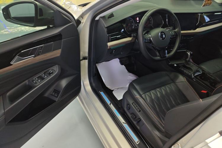 Used Volkswagen Passat New Energy 2020 430 PHEV Hybrid Luxury Edition China VI Standard Driver Seat