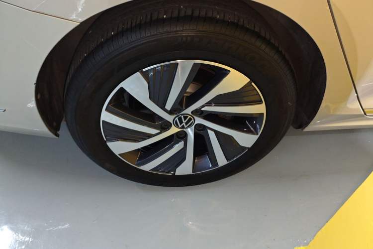 Used Volkswagen Passat New Energy 2020 430 PHEV Hybrid Luxury Edition China VI Standard Right Rear Wheel Hub