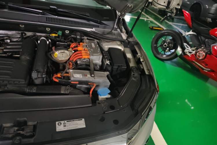 Used Volkswagen Passat New Energy 2020 430 PHEV Hybrid Luxury Edition China VI Standard Engine Bay Left