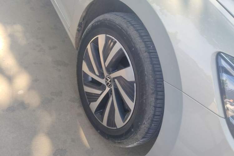 Used Volkswagen Passat New Energy 2020 430 PHEV Hybrid Luxury Version China V Standard Right Front Wheel Hub