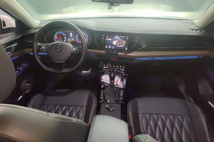 Used Volkswagen Passat New Energy 2020 430 PHEV Hybrid Luxury Edition China VI Standard Center Console