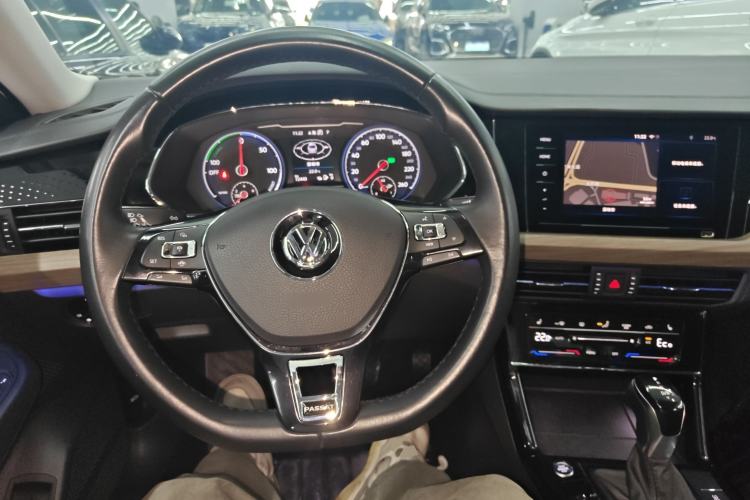 Used Volkswagen Passat New Energy 2020 430 PHEV Hybrid Luxury Edition China VI Standard Center Console