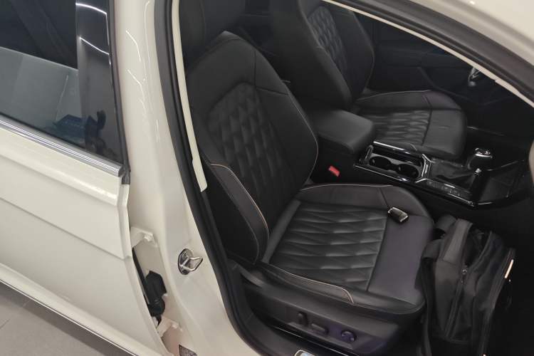 Used Volkswagen Passat New Energy 2020 430 PHEV Hybrid Luxury Edition China VI Standard Right Front Seat