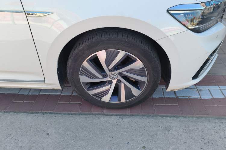 Used Volkswagen Passat New Energy 2020 430 PHEV Hybrid Luxury Edition China VI Standard Right Front Wheel Hub