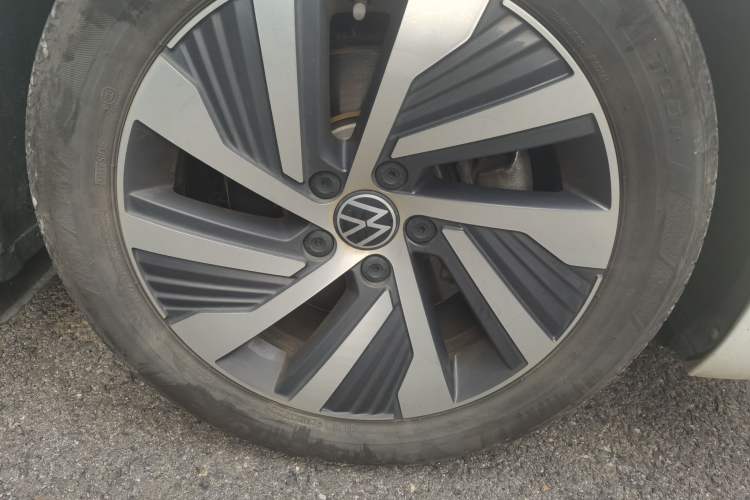 Used Volkswagen Passat New Energy 2020 430 PHEV Hybrid Luxury Edition China VI Standard Right Front Wheel Hub