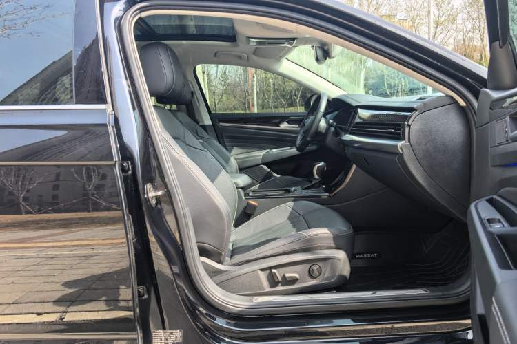 Used Volkswagen Passat New Energy 2022 430 PHEV Hybrid Luxury Edition Headliner