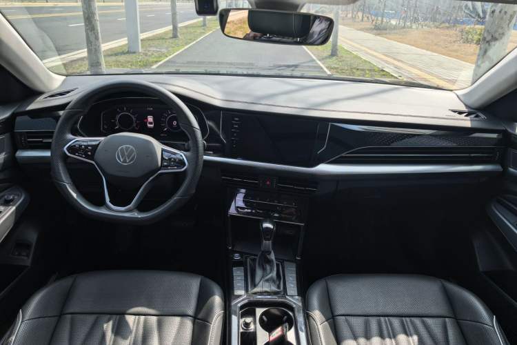Used Volkswagen Passat New Energy 2022 430 PHEV Hybrid Luxury Edition Interior 3