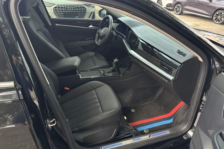 Used Volkswagen Passat New Energy 2022 430 PHEV Hybrid Business Edition Interior 9