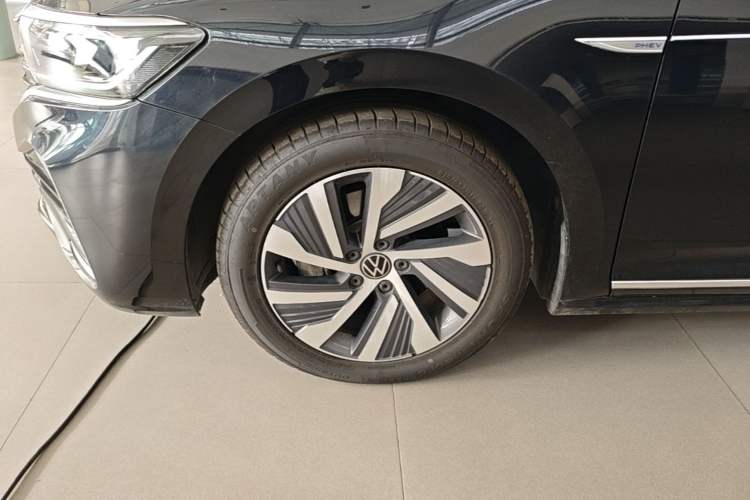 Used Volkswagen Passat New Energy 2022 Revised Version 430 PHEV Hybrid Elite Edition Left Front Wheel Hub