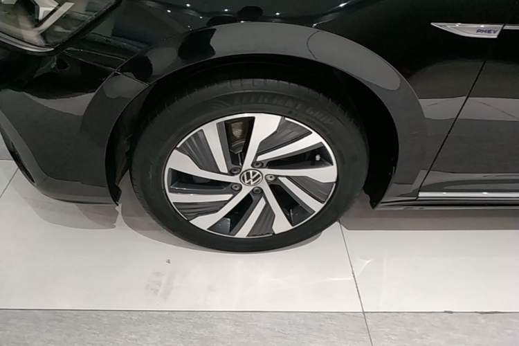 Used Volkswagen Passat New Energy 2022 Revised Version 430 PHEV Hybrid Elite Edition Left Front Wheel Hub