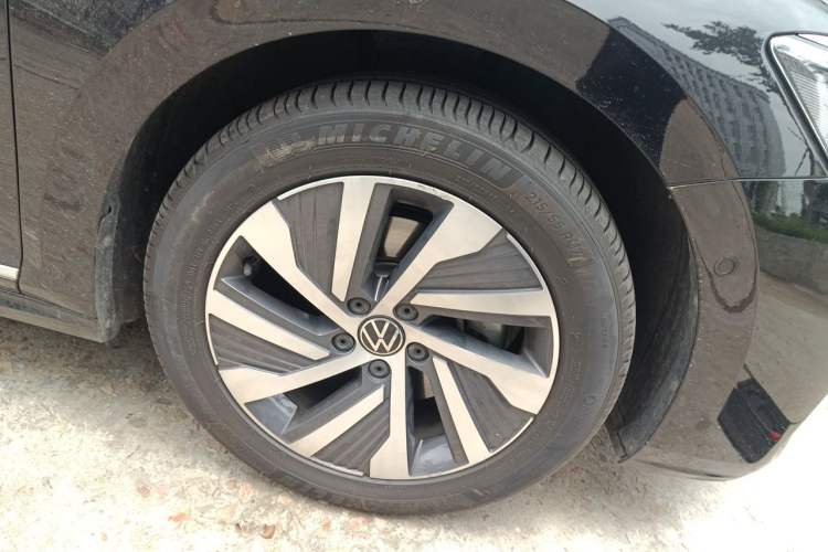 Used Volkswagen Passat New Energy 2022 430 PHEV Hybrid Luxury Edition Right Front Wheel Hub