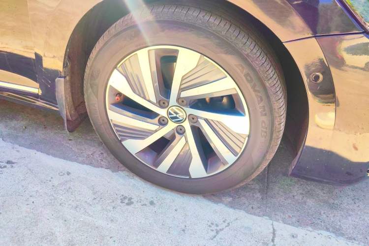 Used Volkswagen Passat New Energy 2022 430 PHEV Hybrid Luxury Edition Right Front Wheel Hub