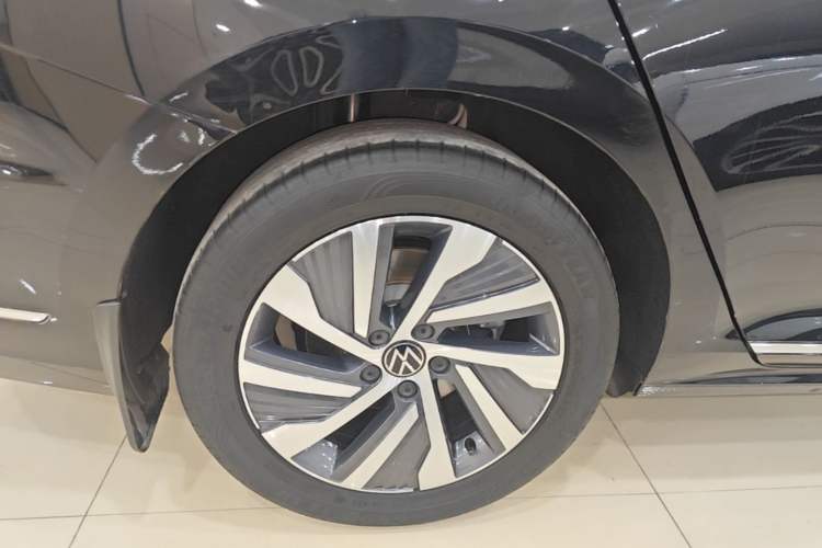 Used Volkswagen Passat New Energy 2022 Revised Version 430 PHEV Hybrid Elite Edition Right Rear Wheel Hub