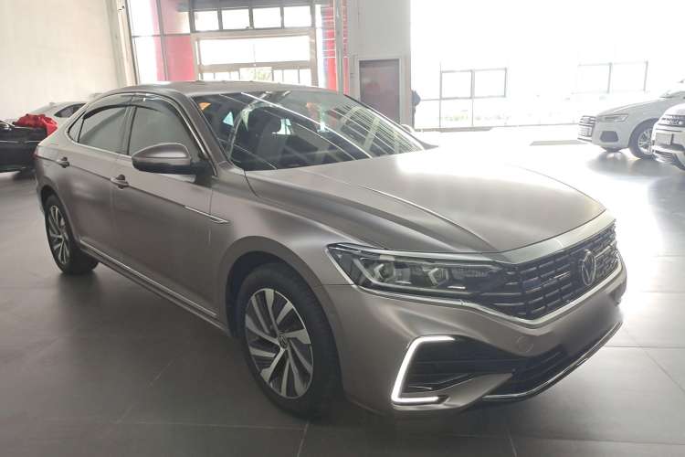 Used Volkswagen Passat New Energy 2022 430 PHEV Hybrid Luxury Edition Front Right 45 Deg