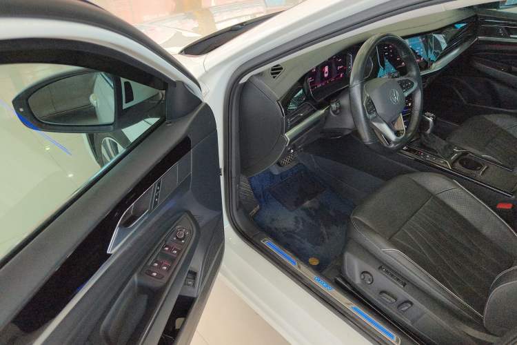Used Volkswagen Passat New Energy 2022 430 PHEV Hybrid Luxury Edition Driver Seat