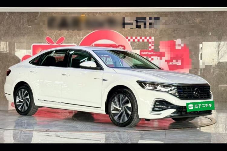 Used Volkswagen Passat New Energy 2022 430 PHEV Hybrid Luxury Edition Front Right 45 Deg