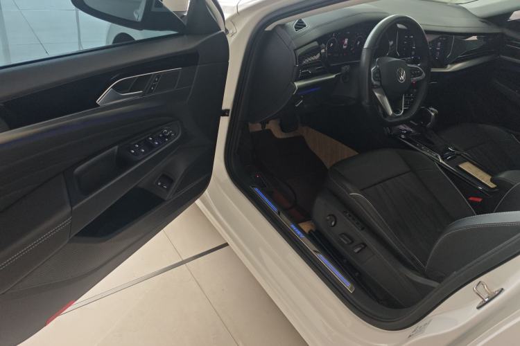 Used Volkswagen Passat New Energy 2022 430 PHEV Hybrid Luxury Edition Interior 3