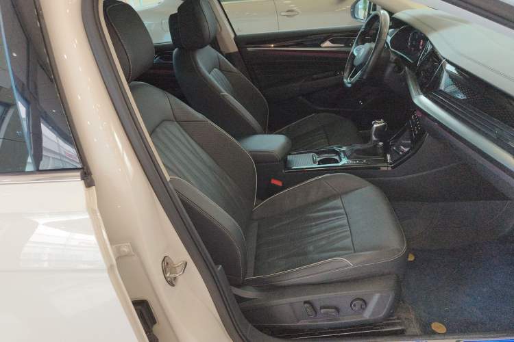 Used Volkswagen Passat New Energy 2022 430 PHEV Hybrid Luxury Edition Right Front Seat