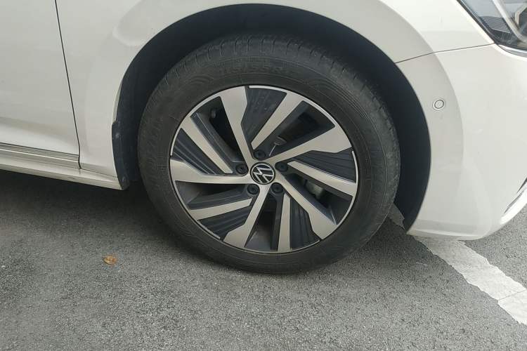 Used Volkswagen Passat New Energy 2022 430 PHEV Hybrid Luxury Edition Right Front Wheel Hub