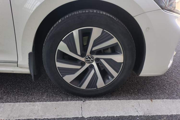 Used Volkswagen Passat New Energy 2022 430 PHEV Hybrid Luxury Edition Right Front Wheel Hub