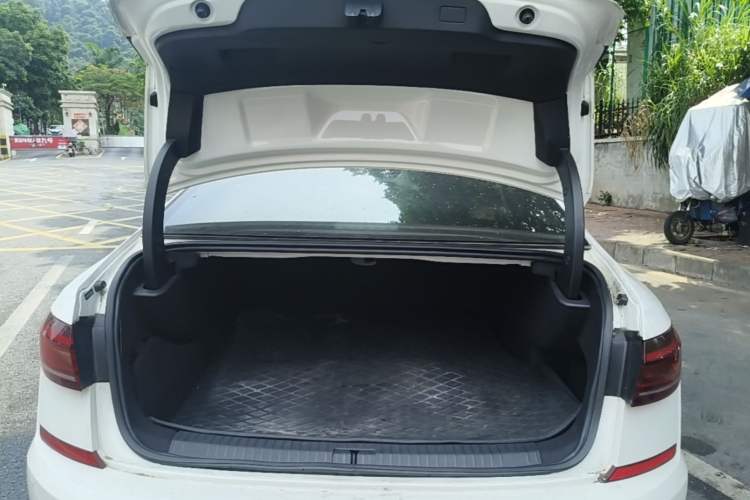 Used Volkswagen Passat New Energy 2022 430 PHEV Hybrid Luxury Edition Trunk