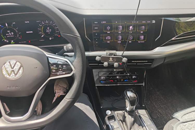 Used Volkswagen Passat New Energy 2023 430 PHEV Hybrid Luxury Edition Audio And AC Panel