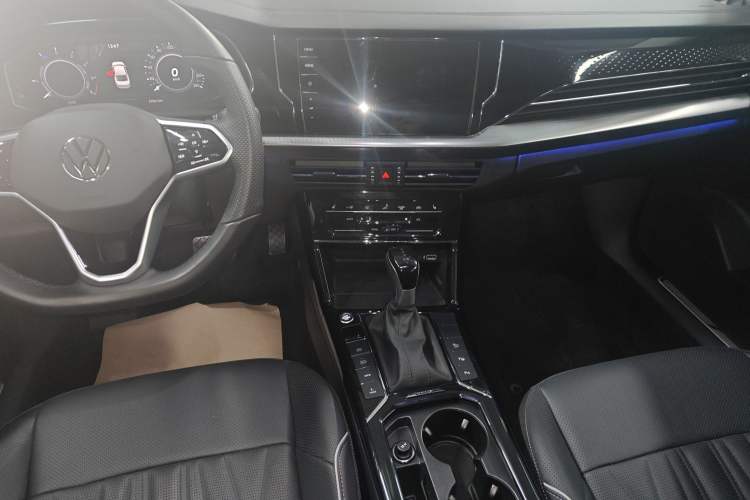 Used Volkswagen Passat New Energy 2023 430 PHEV Hybrid Luxury Edition Audio And AC Panel