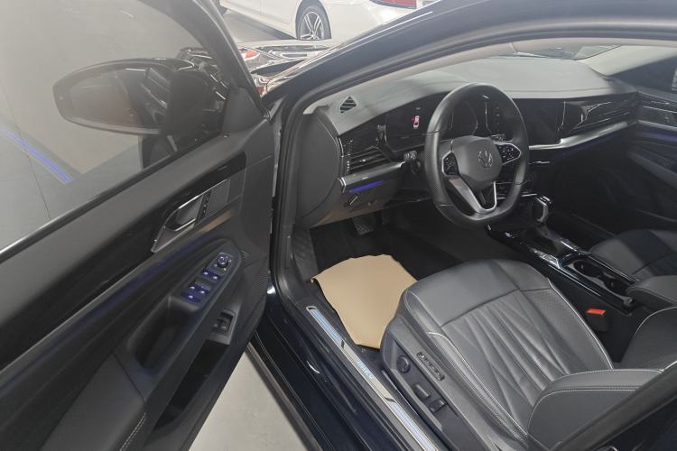 Used Volkswagen Passat New Energy 2023 430 PHEV Hybrid Luxury Edition Interior 3