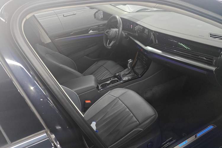 Used Volkswagen Passat New Energy 2023 430 PHEV Hybrid Luxury Edition Right Front Seat