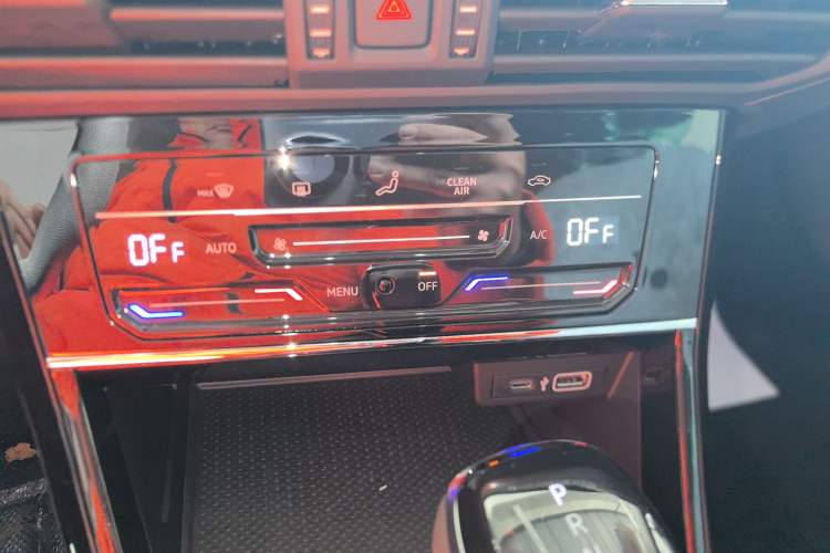 Used Volkswagen Passat New Energy 2025 430 PHEV Hybrid Business Edition Audio And AC Panel