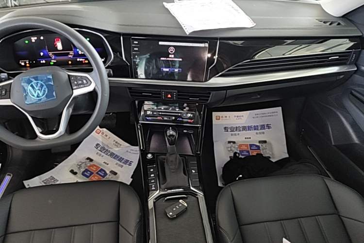 Used Volkswagen Passat New Energy 2025 430 PHEV Hybrid Business Edition Audio And AC Panel
