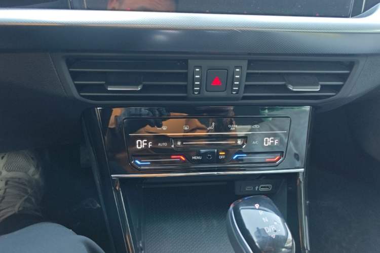 Used Volkswagen Passat New Energy 2025 430 PHEV Hybrid Business Edition Audio And AC Panel