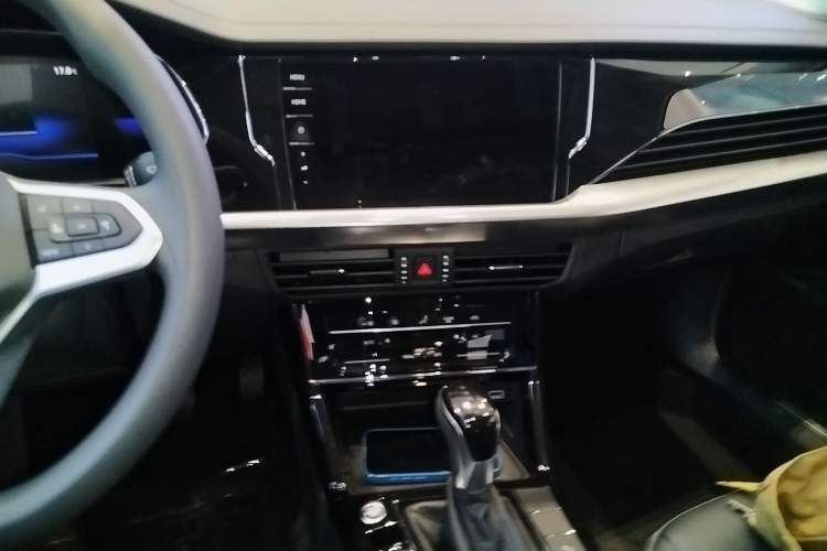 Used Volkswagen Passat New Energy 2025 430 PHEV Hybrid Business Edition Audio And AC Panel