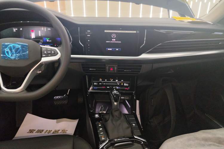 Used Volkswagen Passat New Energy 2025 430 PHEV Hybrid Business Edition Audio And AC Panel
