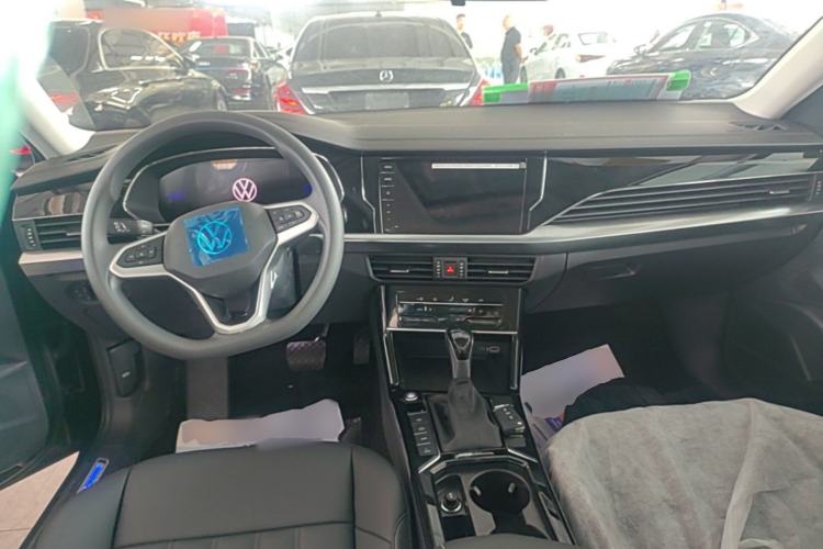 Used Volkswagen Passat New Energy 2025 430 PHEV Hybrid Business Edition Center Console