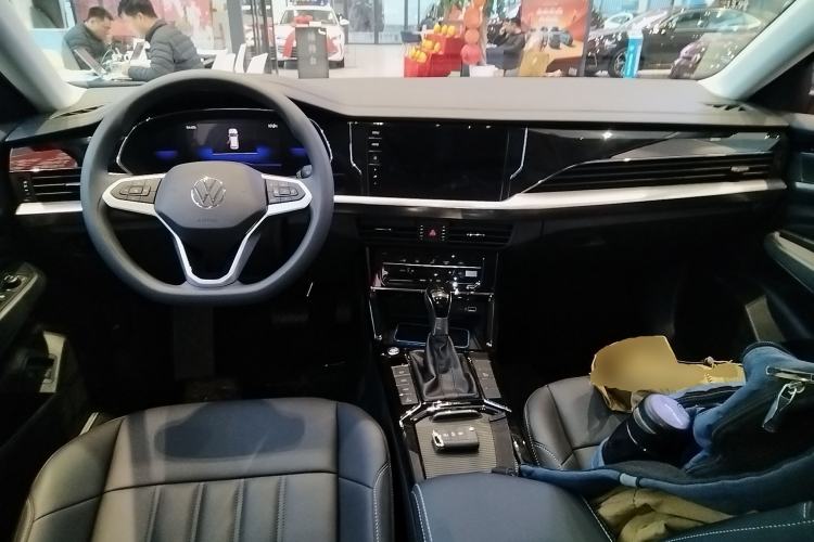 Used Volkswagen Passat New Energy 2025 430 PHEV Hybrid Business Edition Center Console