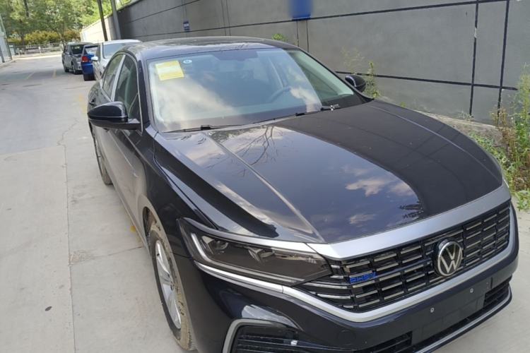 Used Volkswagen Passat New Energy 2025 430 PHEV Hybrid Business Edition Front Right 45 Deg