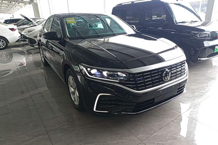 Used Volkswagen Passat New Energy 2025 430 PHEV Hybrid Business Edition Front Right 45 Deg