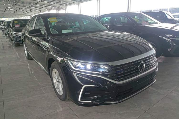 Used Volkswagen Passat New Energy 2025 430 PHEV Hybrid Business Edition Front Right 45 Deg